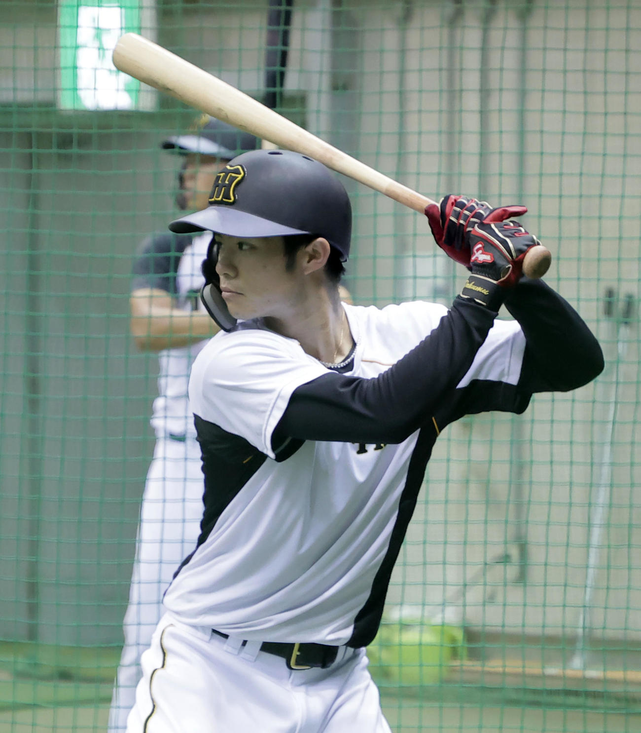 楽天対阪神　打撃練習を行う中野（球団提供）