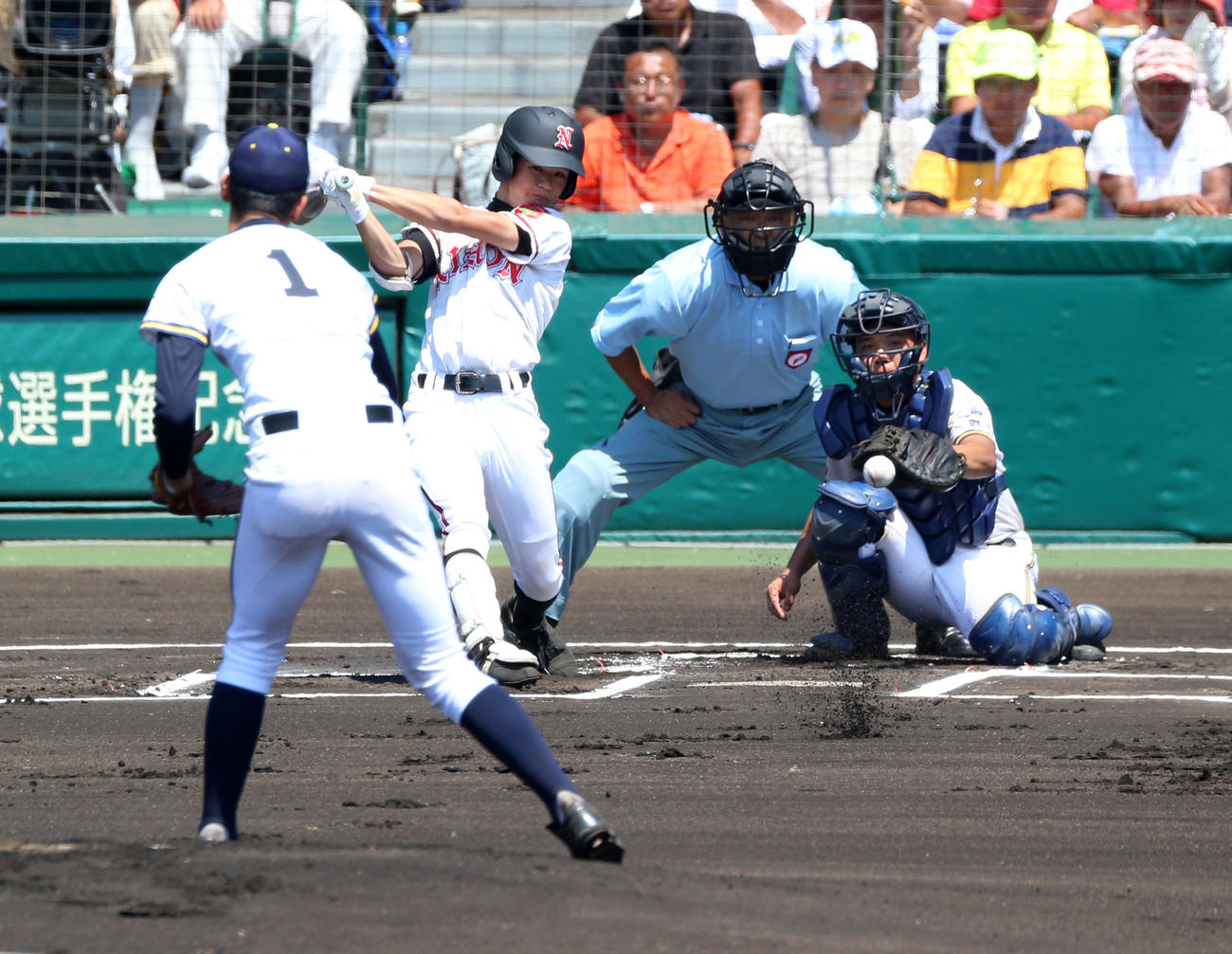 2013年夏の甲子園　前橋育英対日大山形　1回表日大山形1死、高橋光成から中前打を放つ中野拓夢（2013年8月21日撮影）