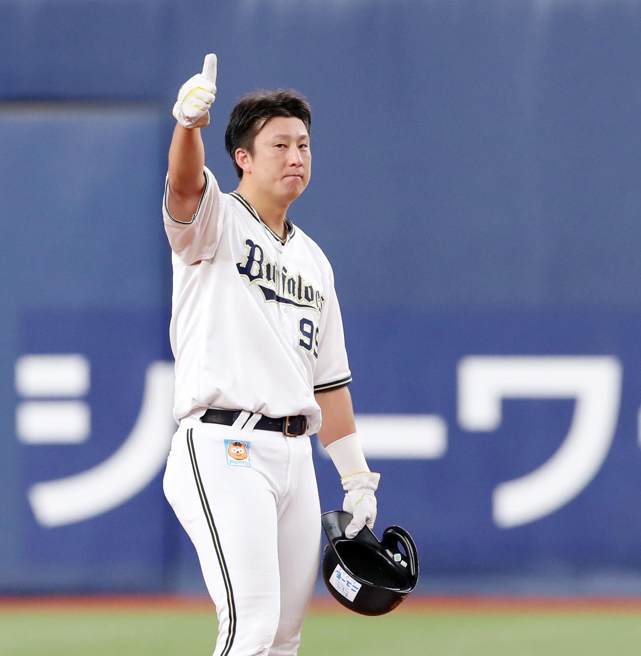 オリックス対DeNA 3回裏オリックス2死満塁、二塁へ進塁した杉本は三塁コーチの指示にサムアップで答える（撮影・加藤哉）