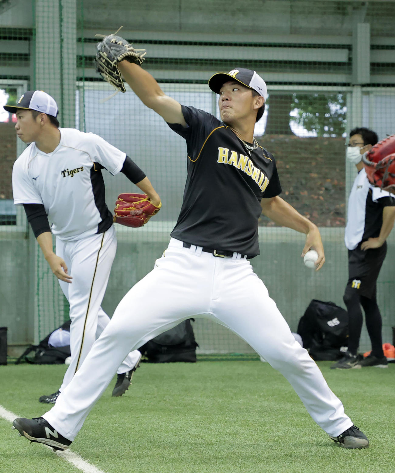 キャッチボールで調整する伊藤将（球団提供）