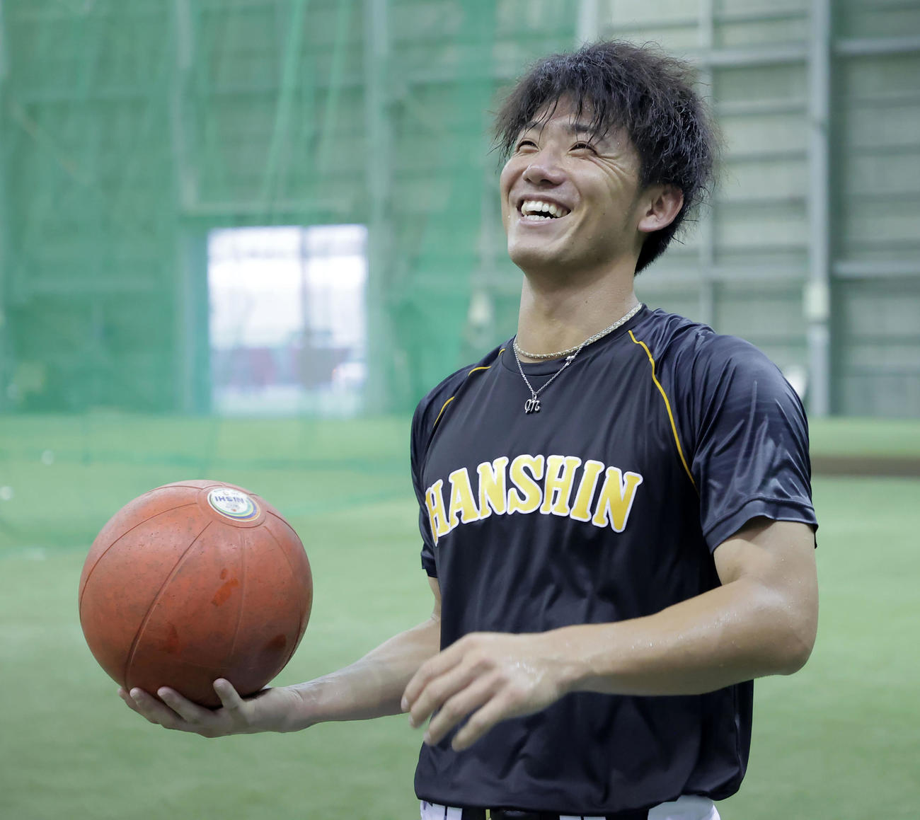 楽天対阪神　練習で笑顔を見せる伊藤将（球団提供）