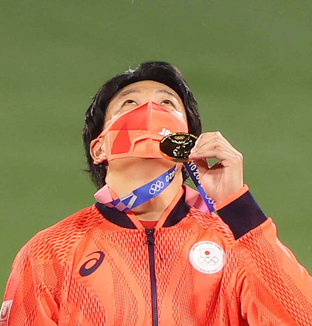 東京五輪の表彰式で金メダルを天に掲げる大野雄大（2021年8月7日撮影）