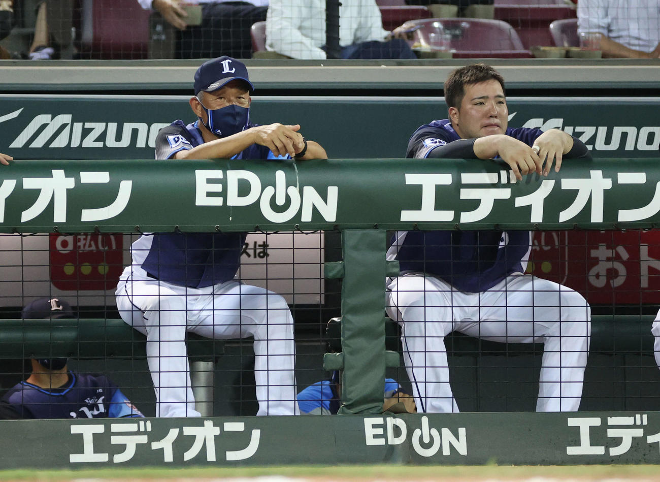 広島対西武　9回表西武2死、ベンチの辻監督（左）と山川（撮影・加藤孝規）