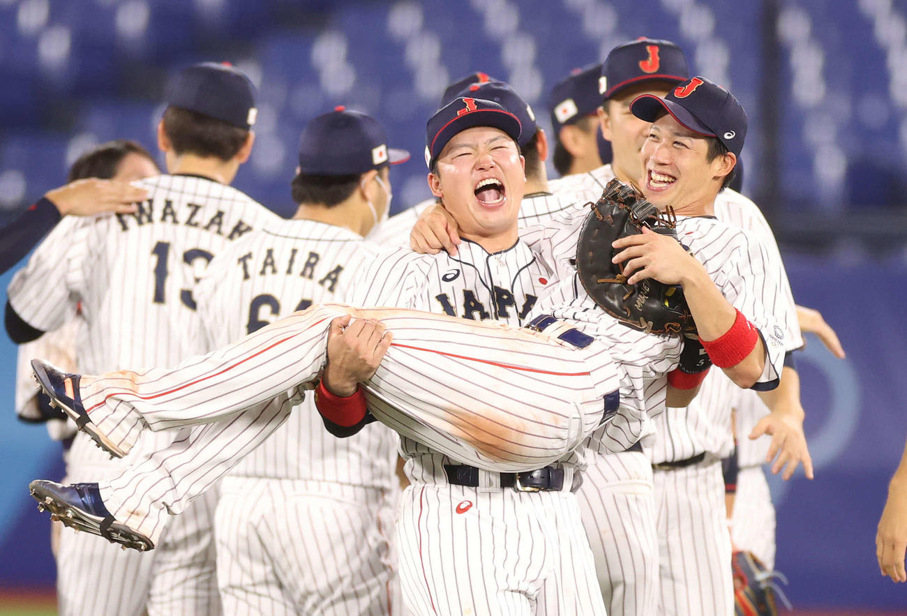 米国に勝利し山田（手前）を抱え上げて喜ぶ村上（2021年8月7日）