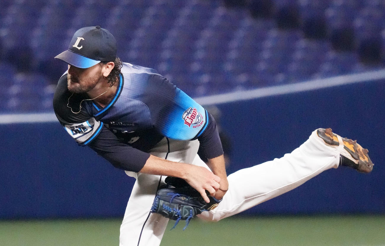 エキシビジョンマッチ中日対西武　1回裏、登板する西武先発のニール（撮影・森本幸一）