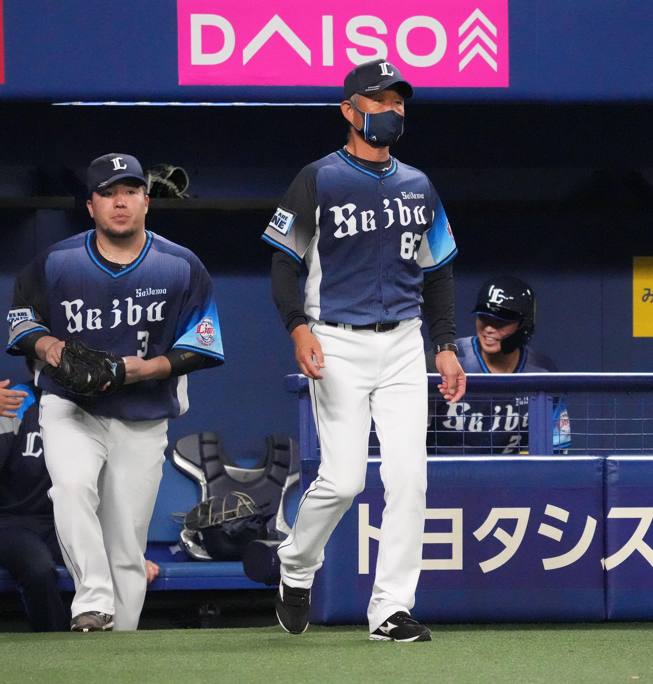 エキシビジョンマッチ中日対西武　6回表西武攻撃終了、選手交代を告げる辻監督（撮影・森本幸一）