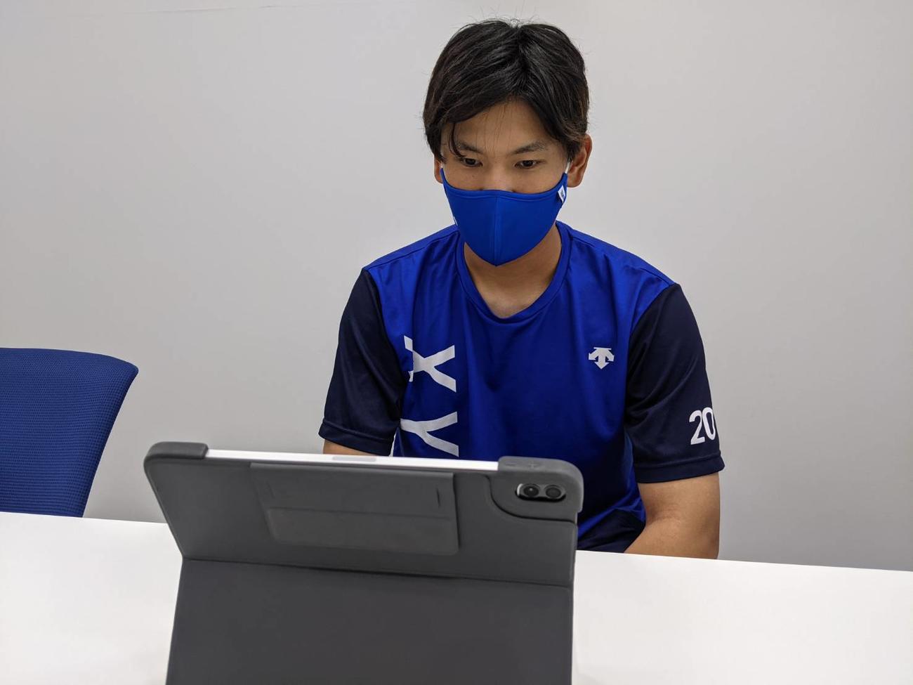 練習後にリモート取材を受けるDeNA坂本（球団提供）