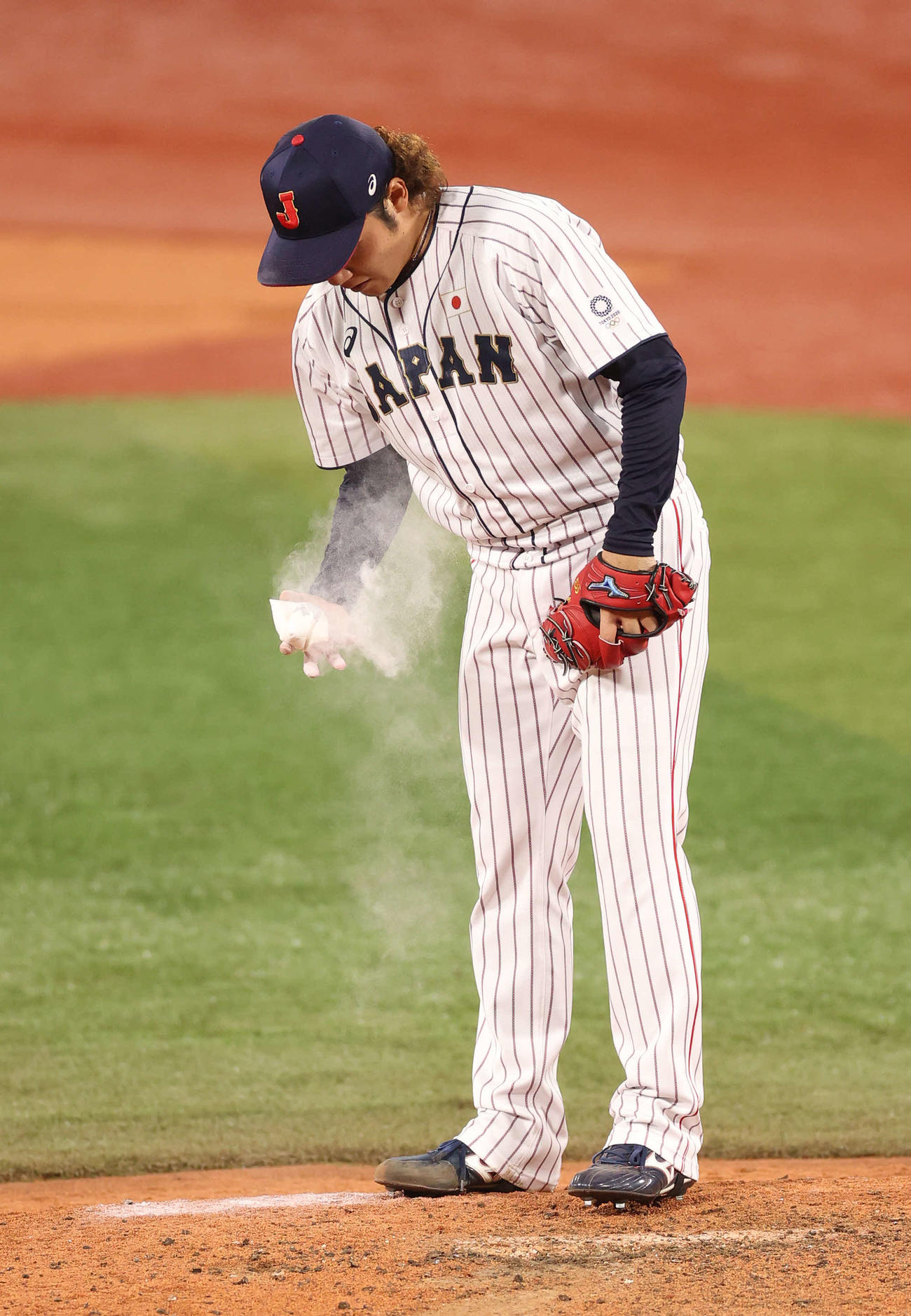 日本対米国　7回表に日本3番手で登板した伊藤はたっぷりとロジンを手にする（2021年8月7日撮影）