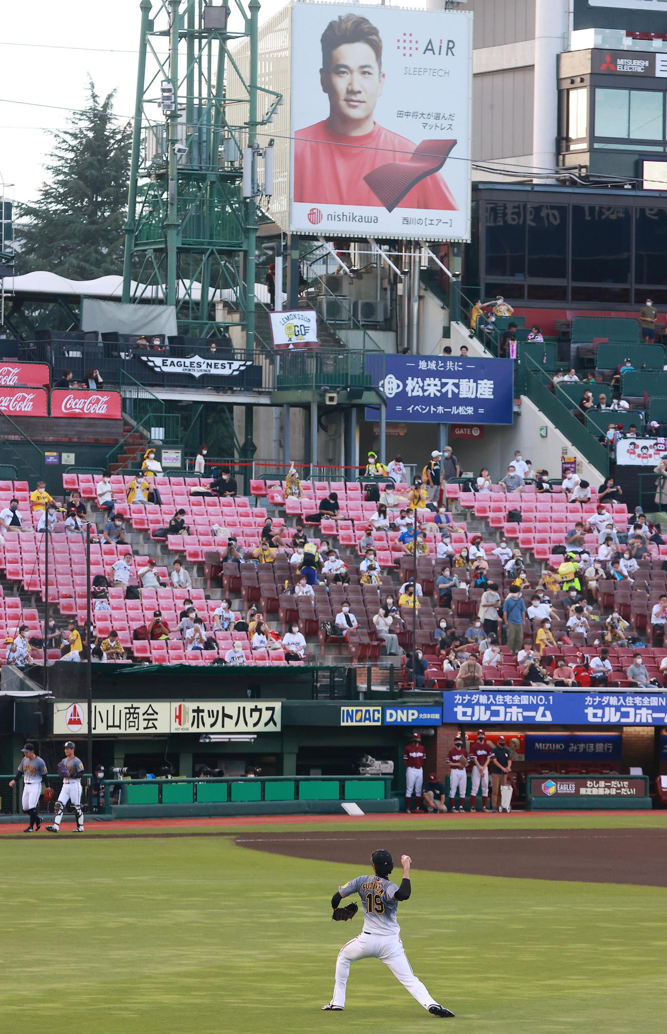 楽天対阪神　試合前にキャッチボールする阪神藤浪（撮影・野上伸悟）