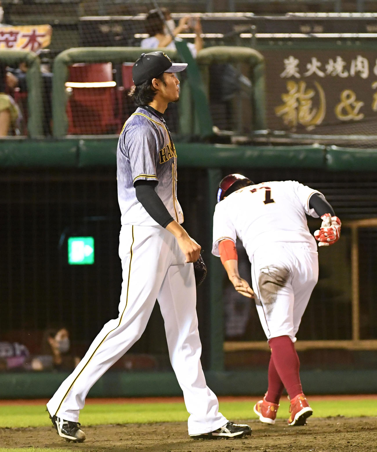 楽天対阪神　4回裏楽天無死一塁、茂木に左中間へ先制適時二塁打を打たれがっくりする藤浪（左）。右は生還した鈴木（撮影・前岡正明）