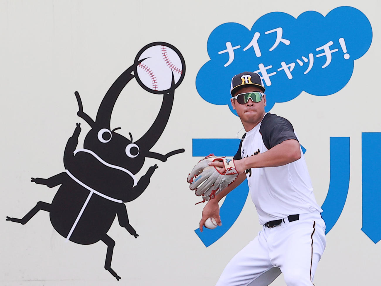 楽天対阪神　ノックを受ける阪神佐藤輝（撮影・野上伸悟）