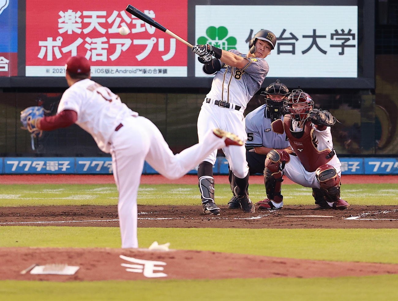 楽天対阪神　2回表阪神無死、則本昂の前に二直に倒れる佐藤輝（撮影・野上伸悟）