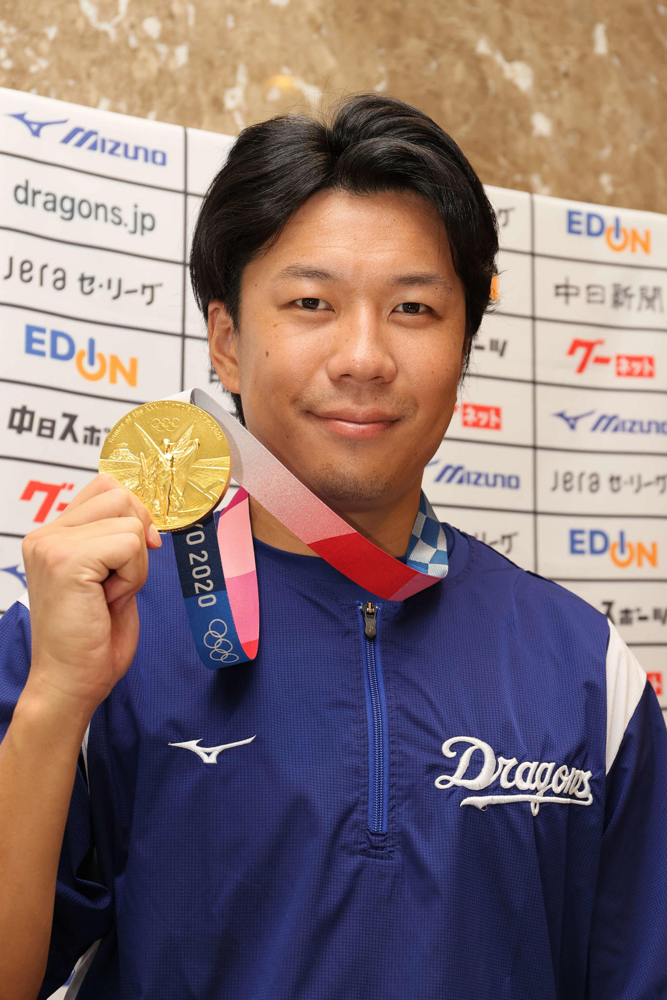 チームに再合流して東京五輪で獲得した金メダルを披露する中日大野雄
