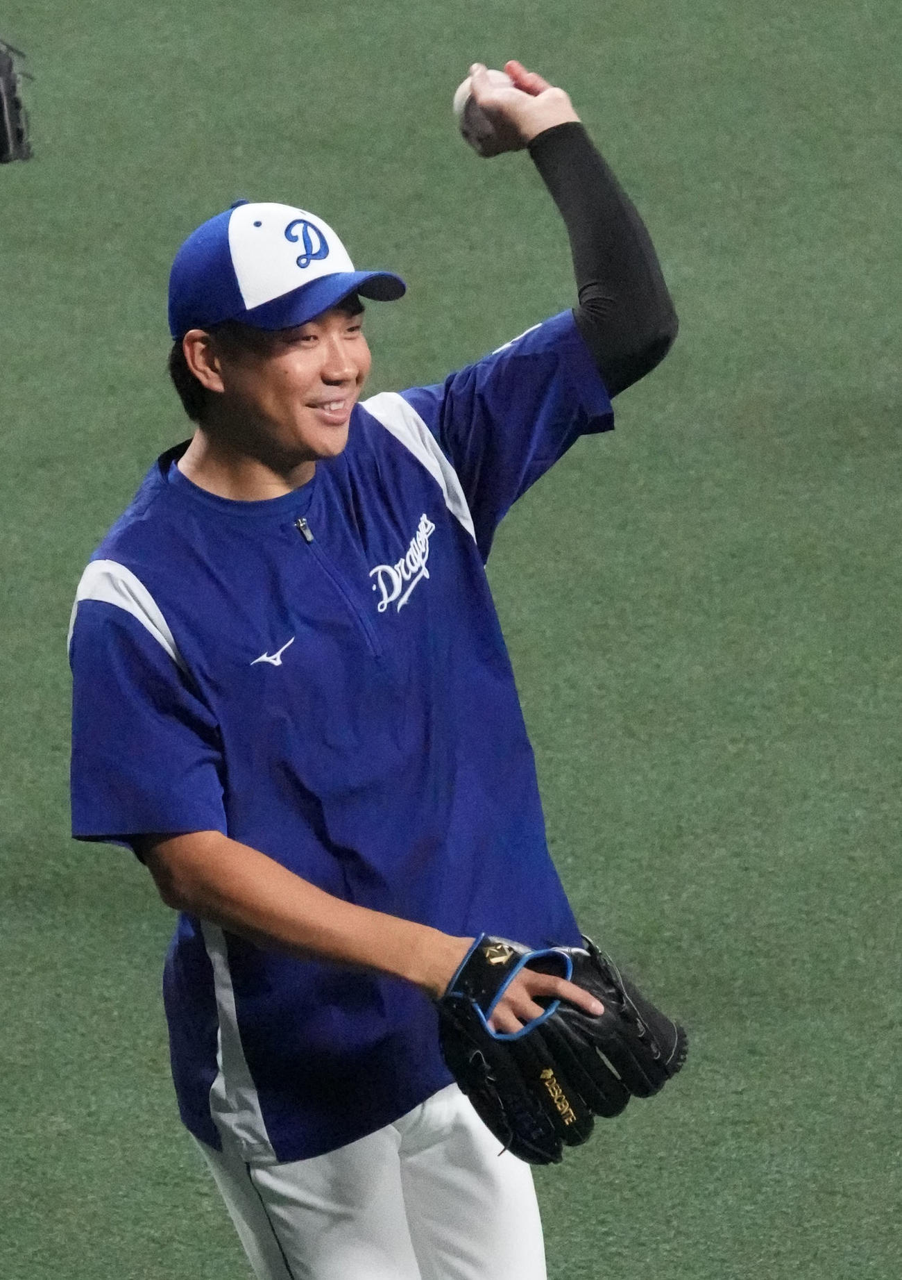 エキシビジョンマッチ中日対西武　試合前練習に参加し明るい表情でキャッチボールをする大野雄（撮影・森本幸一）