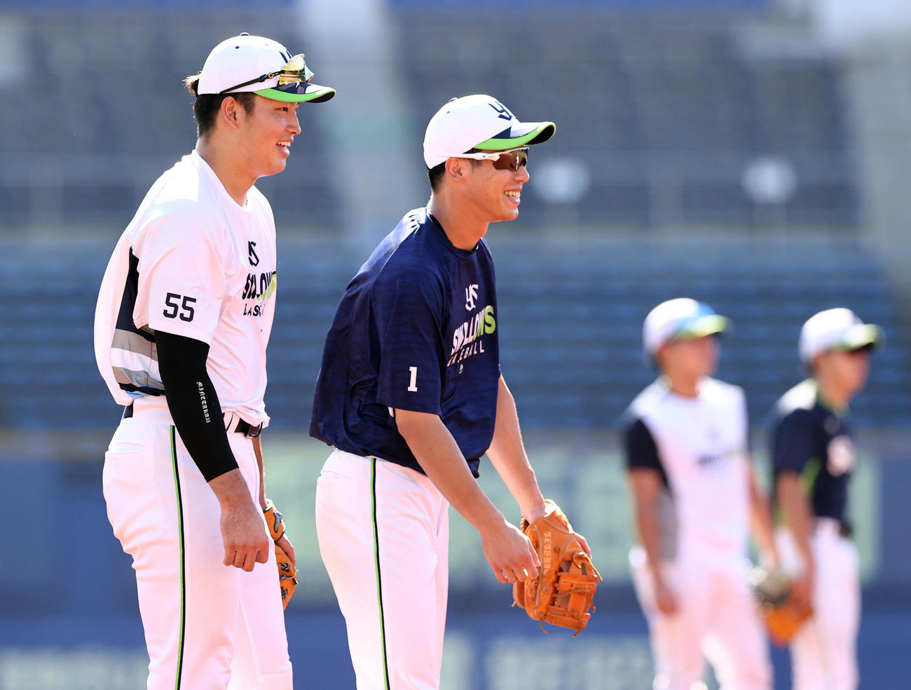 試合前、チームに合流したヤクルト村上（左）と山田哲は練習中に笑顔で言葉を交わす（撮影・垰建太）