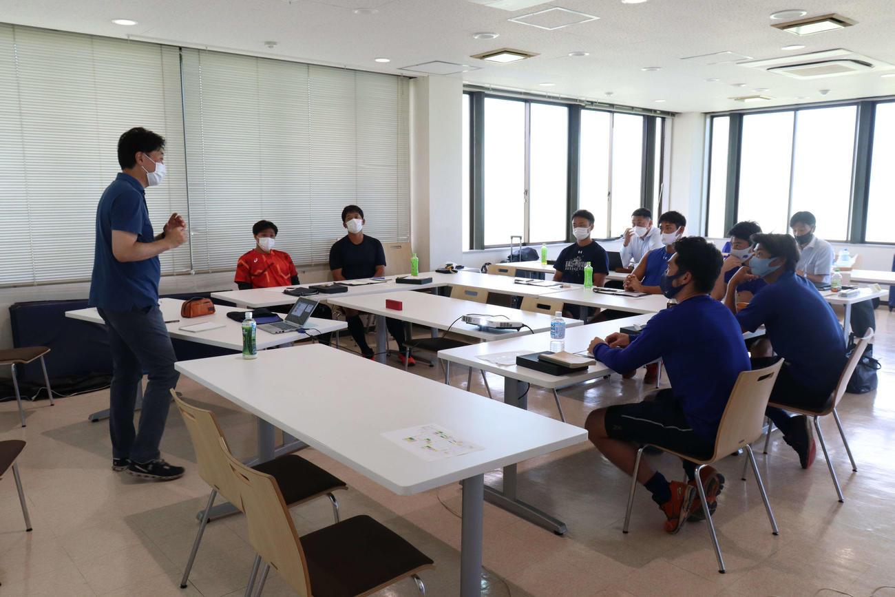 座学講習を受ける社会人野球代表候補選手たち（撮影・阿部泰斉）