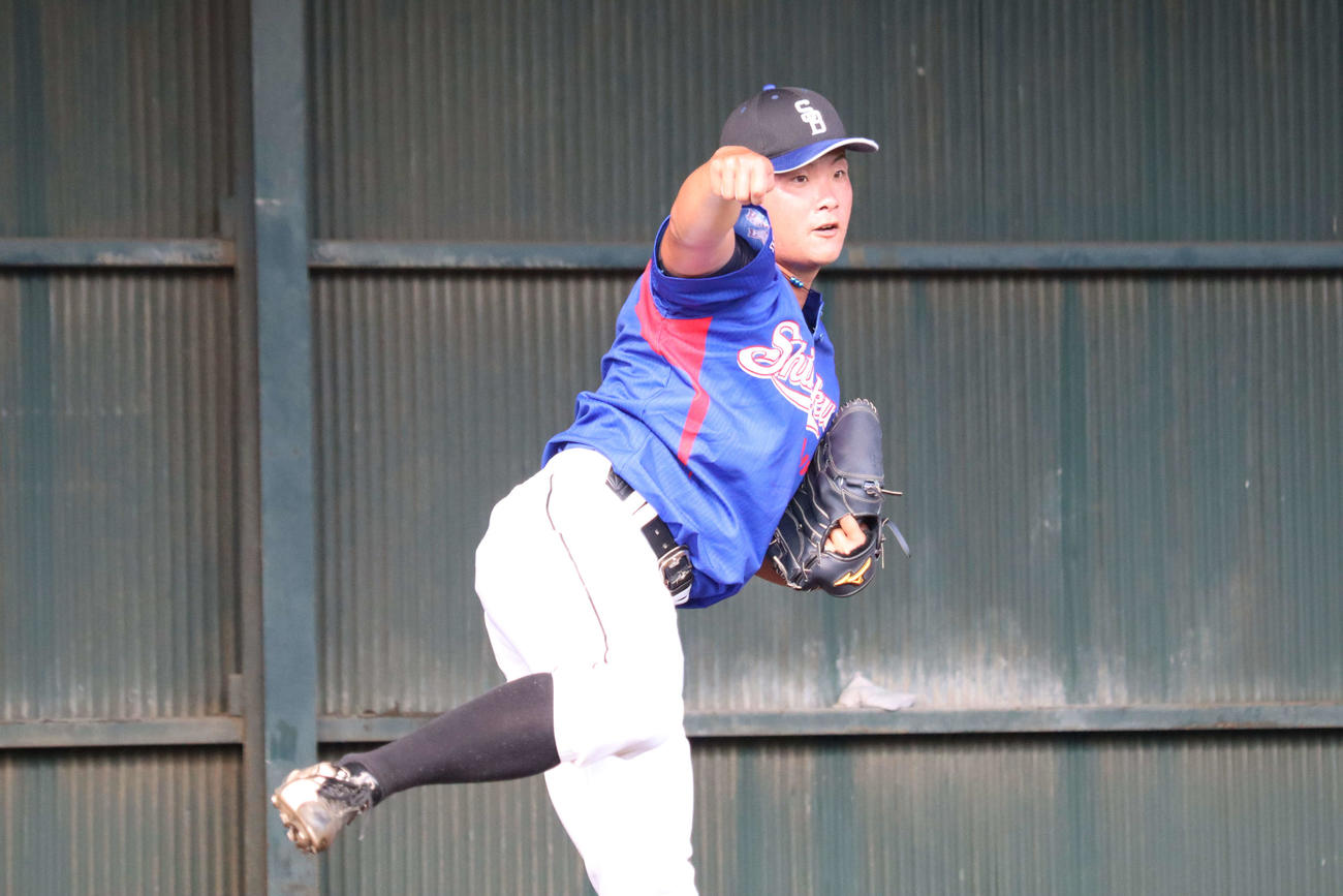 ブルペン入りした四国銀行・菊池大樹投手（撮影・阿部泰斉）