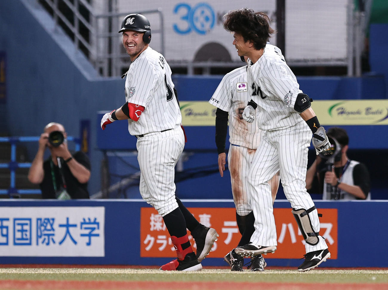 ロッテ対ヤクルト　9回裏ロッテ1死一、三塁、逆転サヨナラ3点本塁打を放ったレアード（左）はすしポーズを披露し三木（右）と笑顔を見せる（撮影・垰建太）