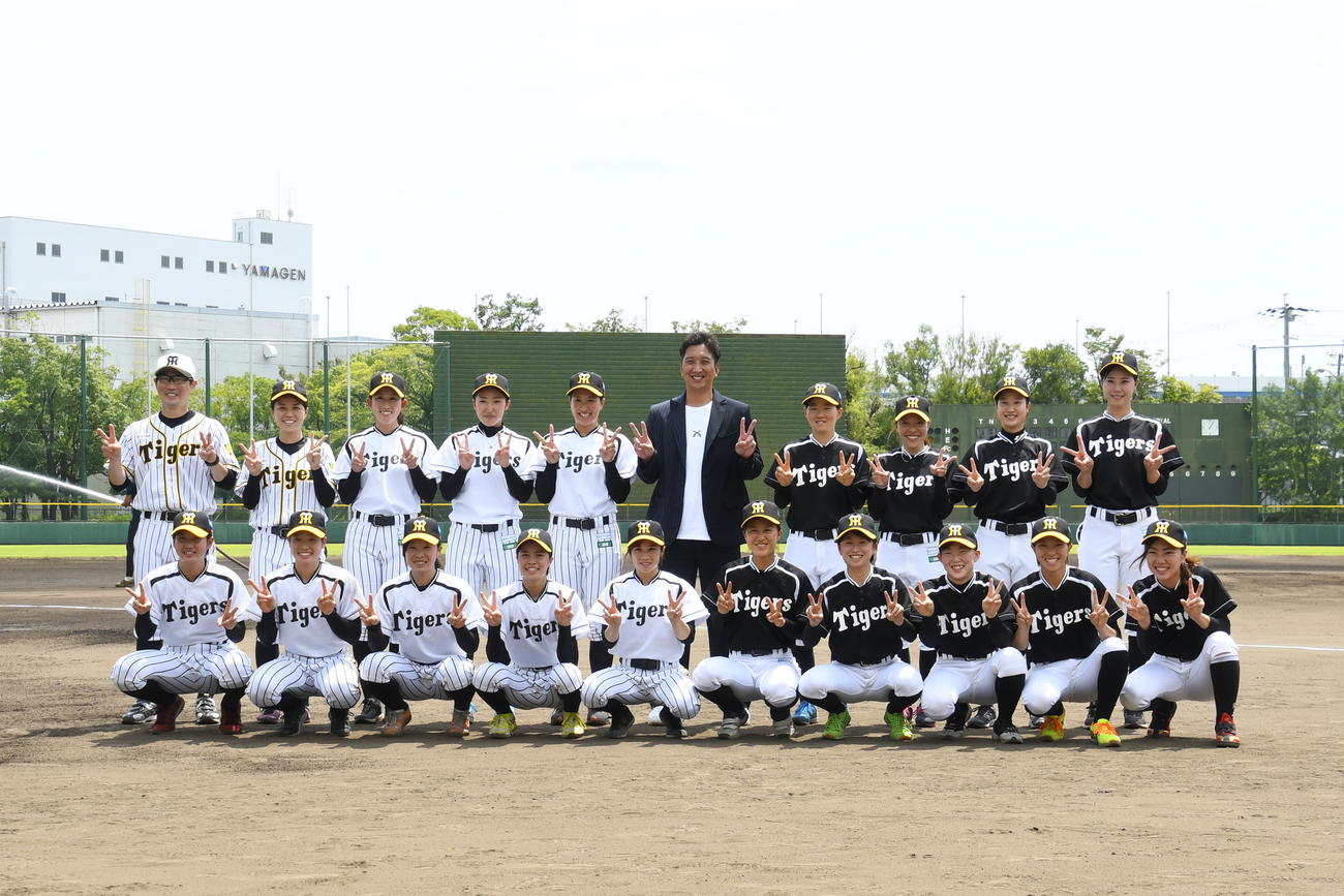 阪神タイガースWomenナイン笑顔を見せる藤川球児氏（中央）（撮影・中野椋）