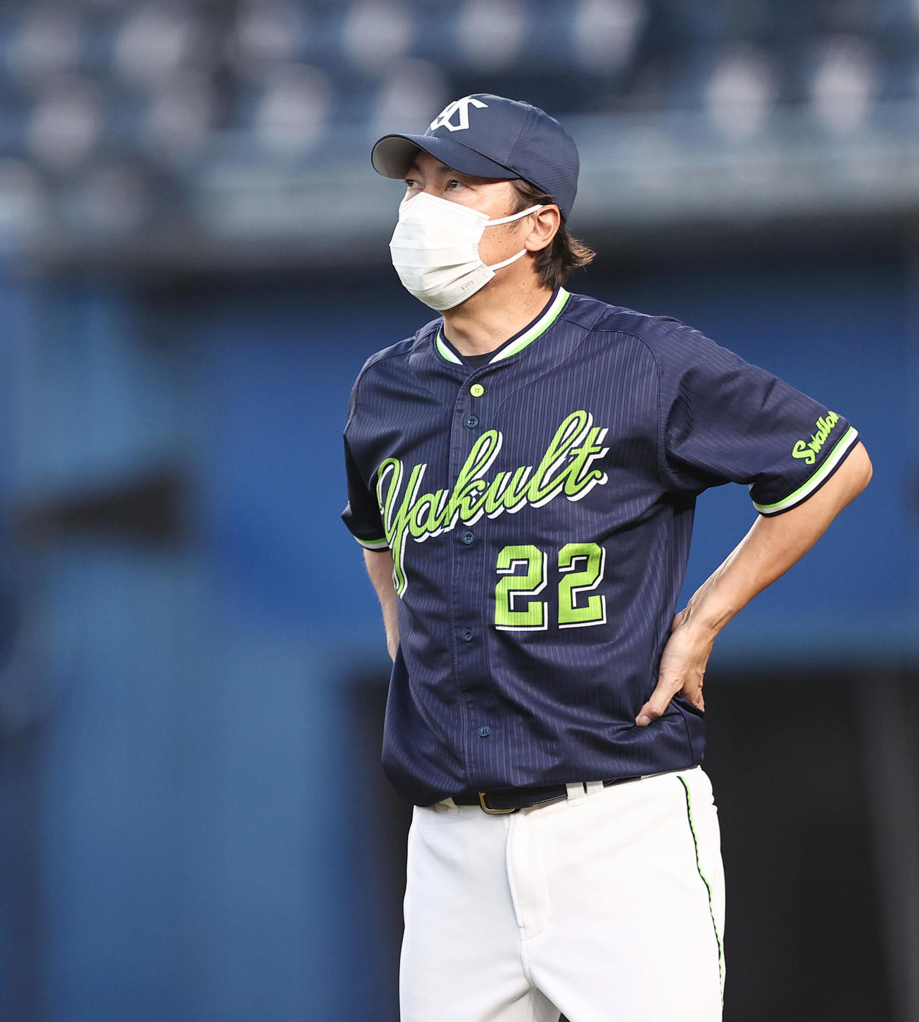 ロッテ対ヤクルト　6回、投手交代を告げるヤクルト高津監督（撮影・垰建太）