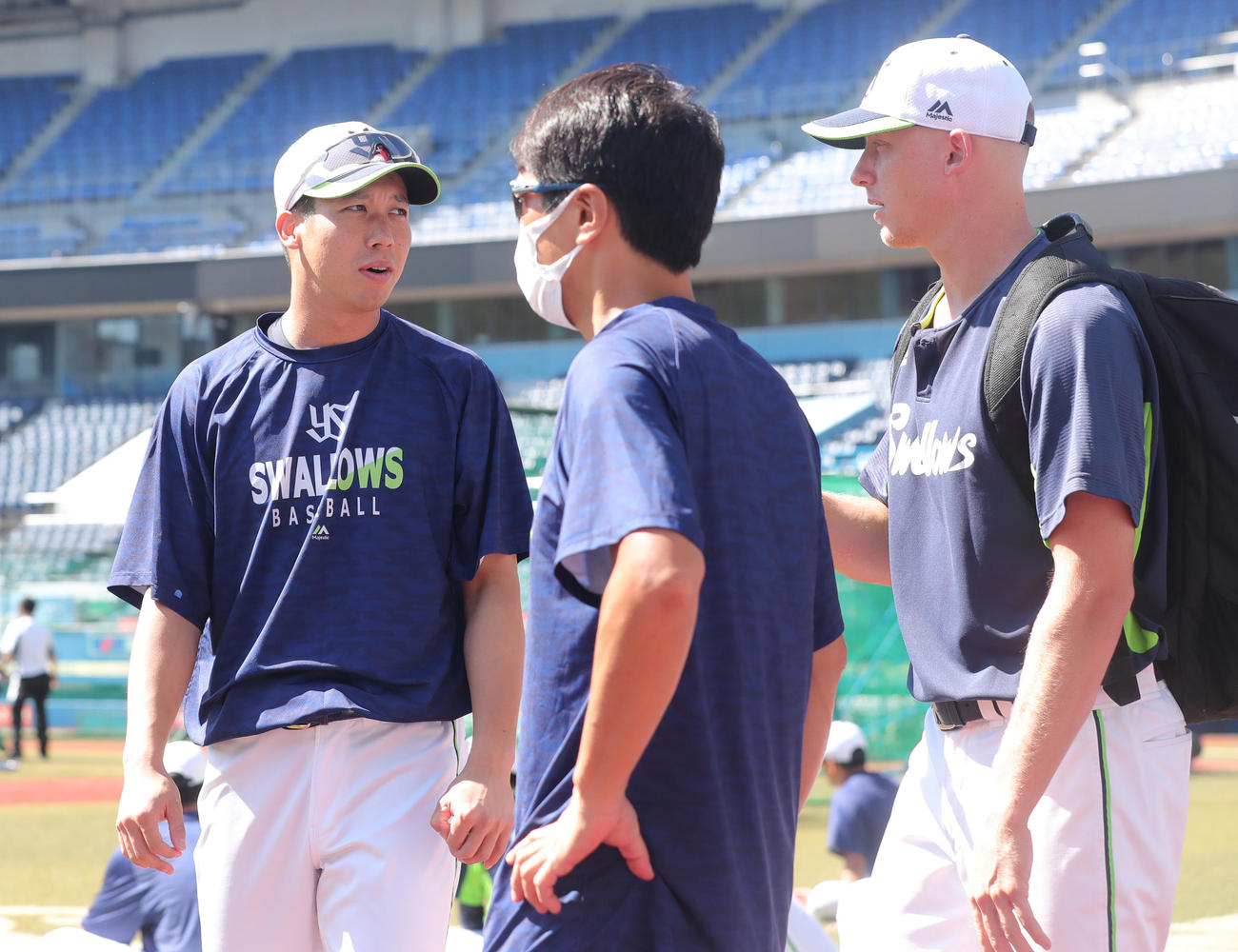 ロッテ対ヤクルト　試合前、チームに合流したヤクルト山田哲（左）がマクガフ（右）と談笑する（撮影・垰建太）
