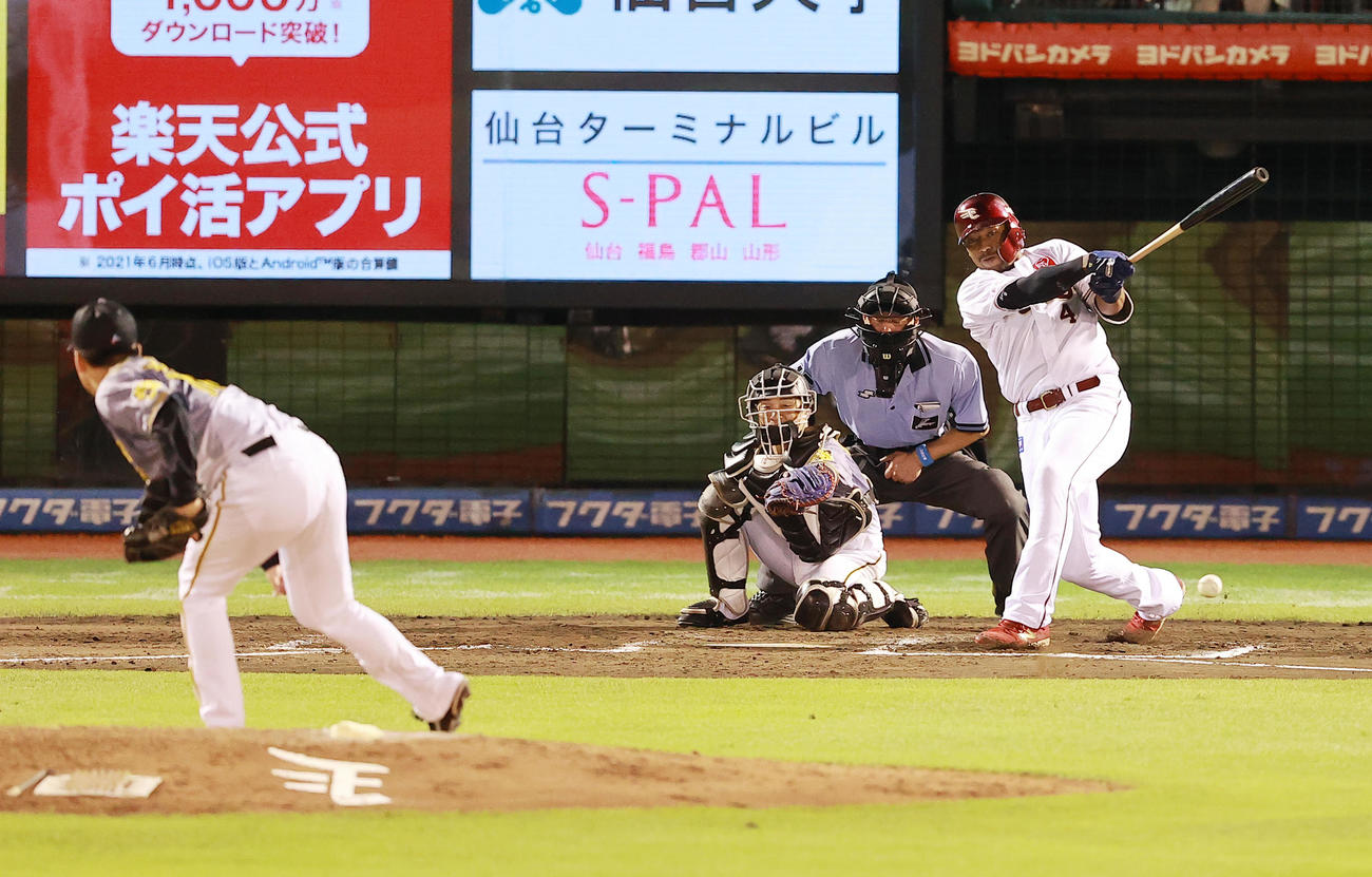 楽天対阪神　7回裏楽天無死、馬場から遊撃内野安打を放つオコエ（撮影・野上伸悟）