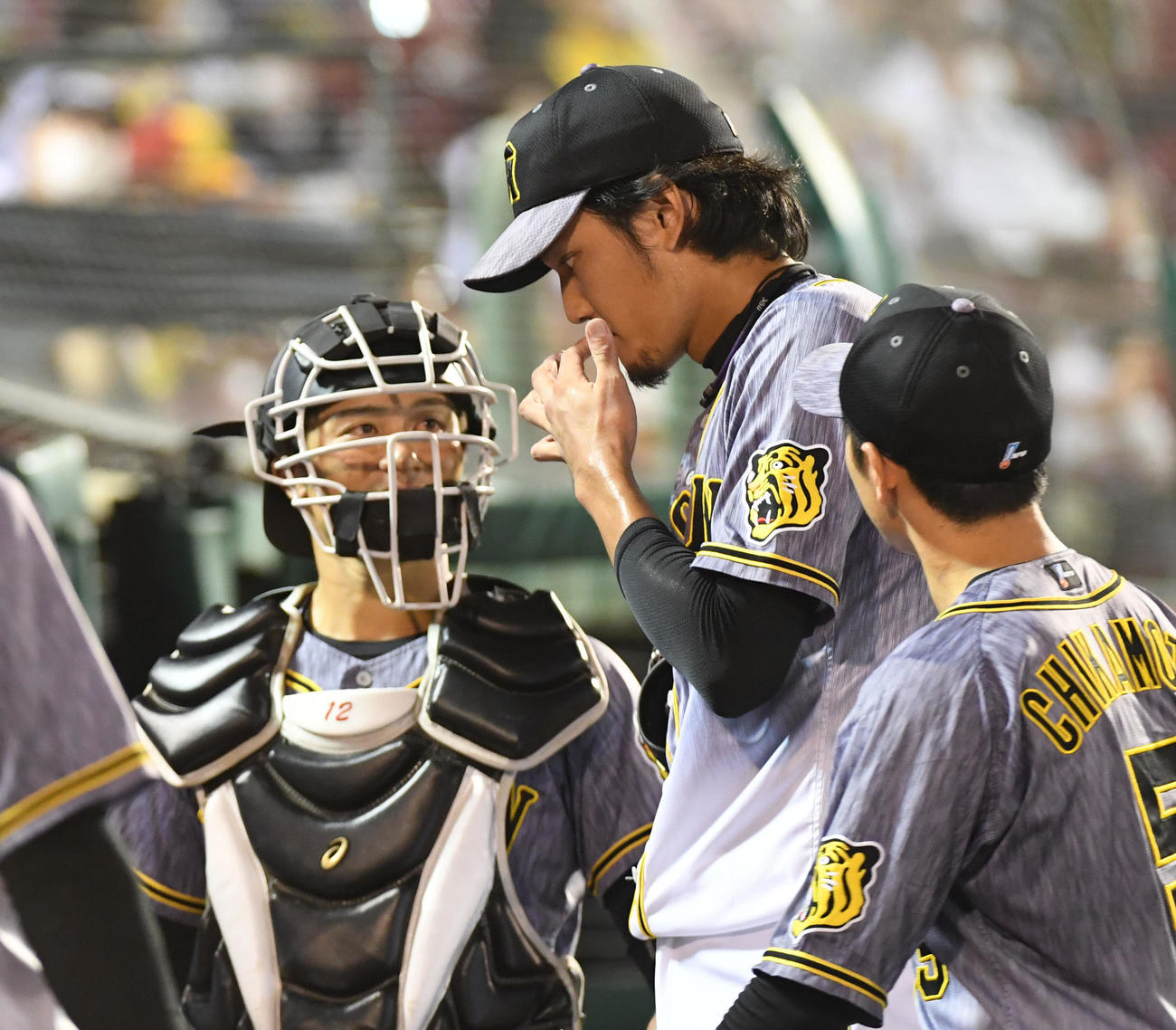楽天対阪神　3回、ベンチ前で話す藤浪（右）と坂本（撮影・前岡正明）