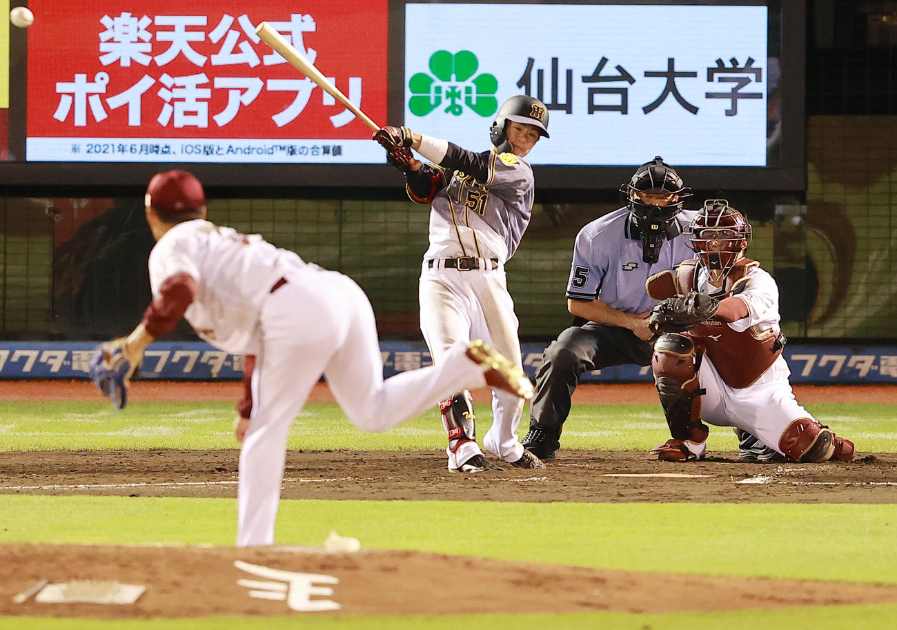 楽天対阪神　4回表阪神2死、則本昂から右前打を放つ中野（撮影・野上伸悟）