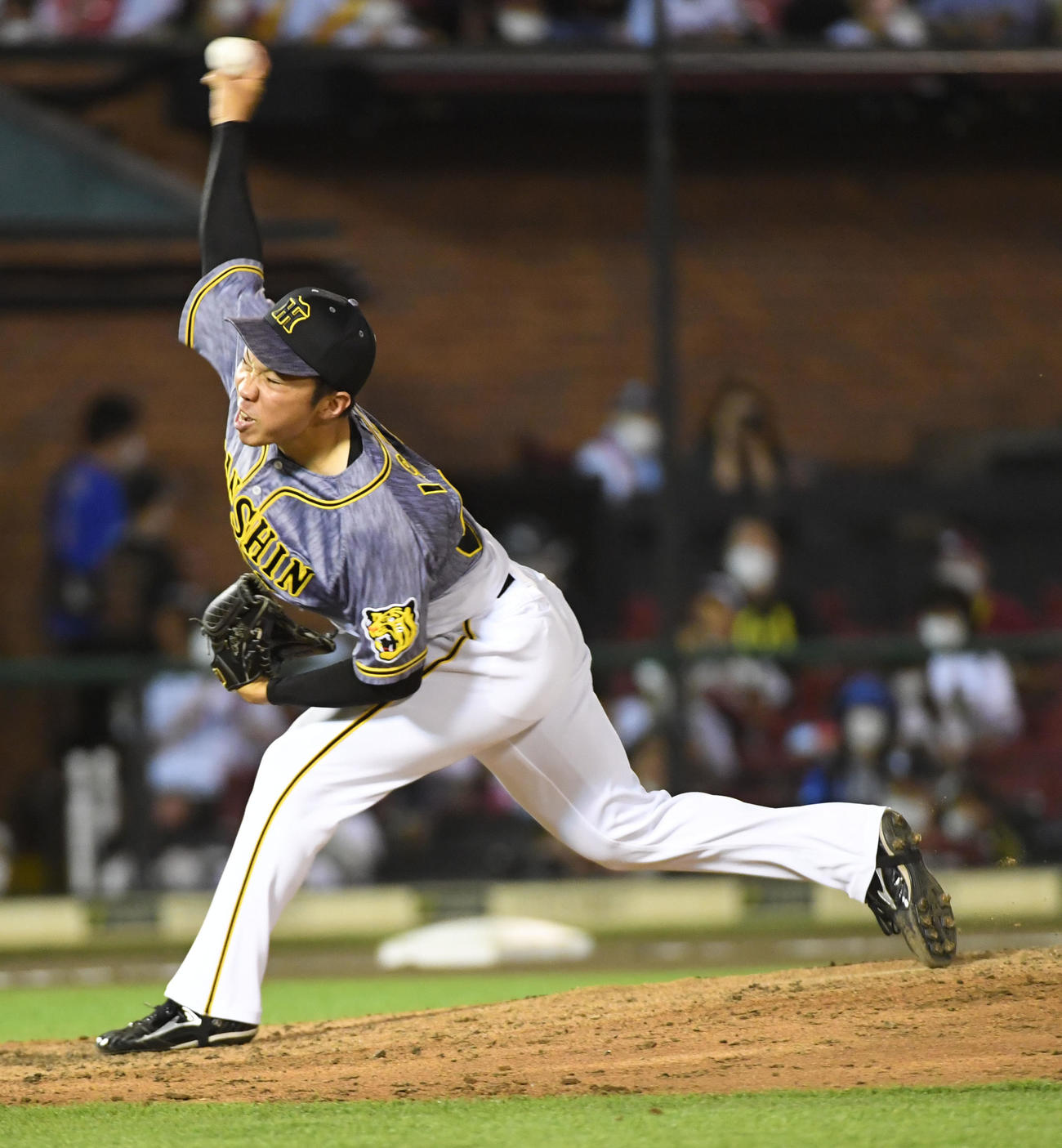 楽天対阪神　阪神2番手の石井大（撮影・前岡正明）