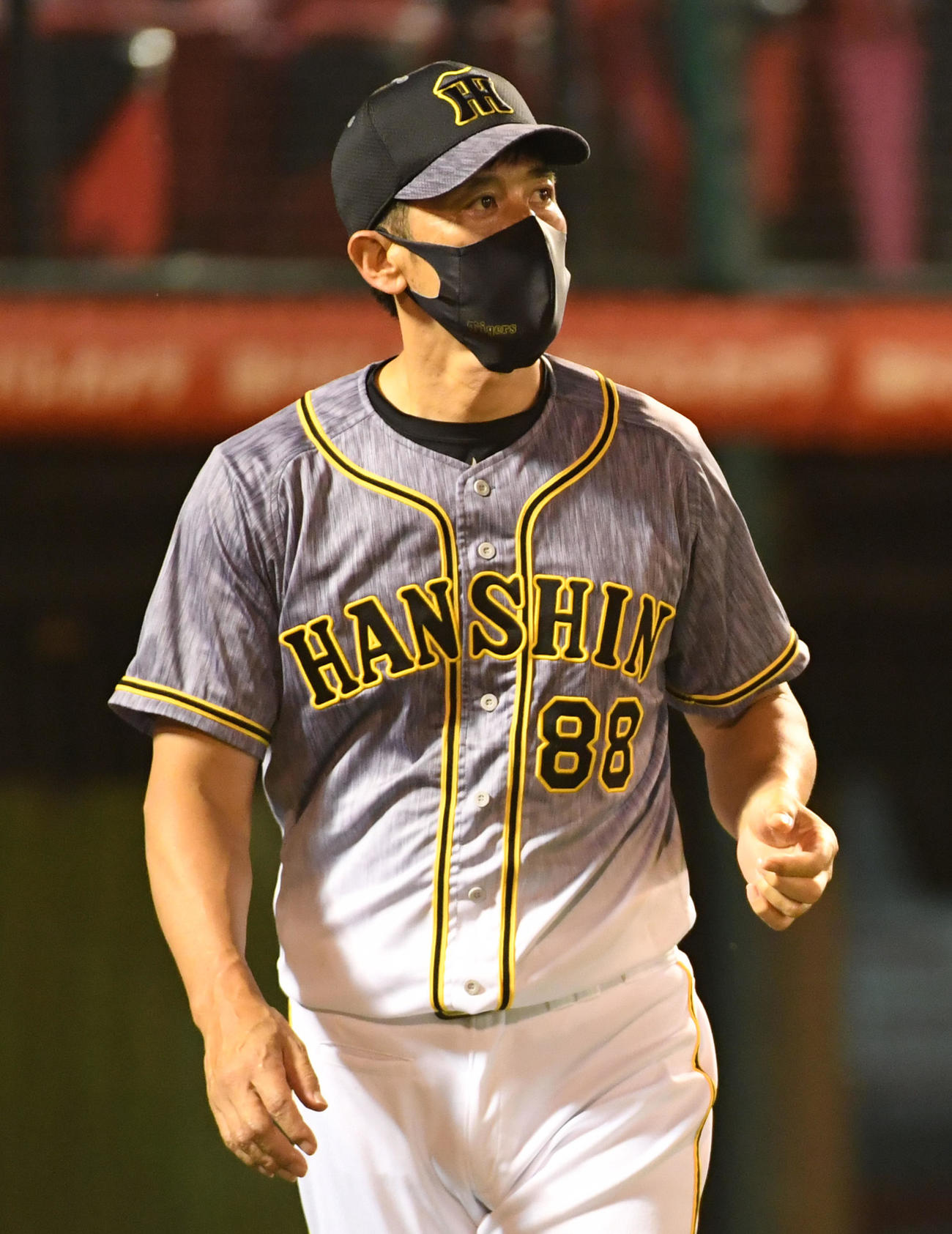 楽天対阪神　6回、選手交代を告げた矢野監督（撮影・前岡正明）
