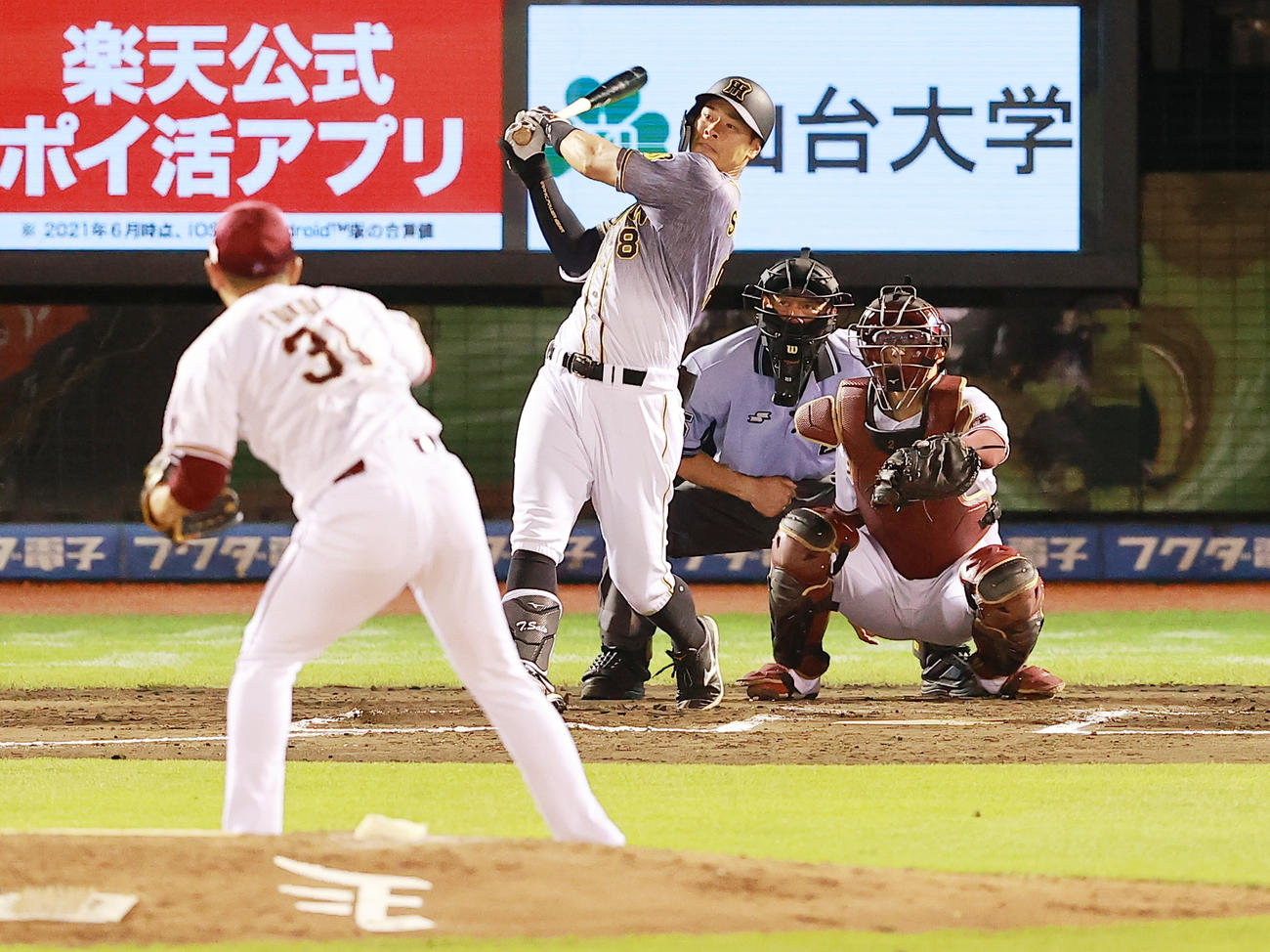 楽天対阪神　6回表阪神2死、福井から右二塁打を放つ佐藤輝（撮影・野上伸悟）
