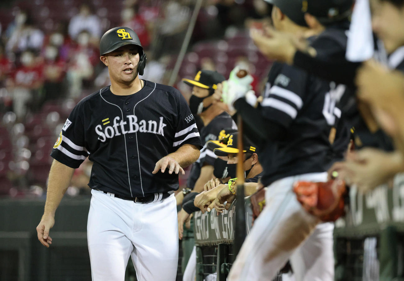 広島対ソフトバンク　8回表ソフトバンク2死二塁、水谷の左適時三塁打でリチャードが生還（撮影・加藤孝規）