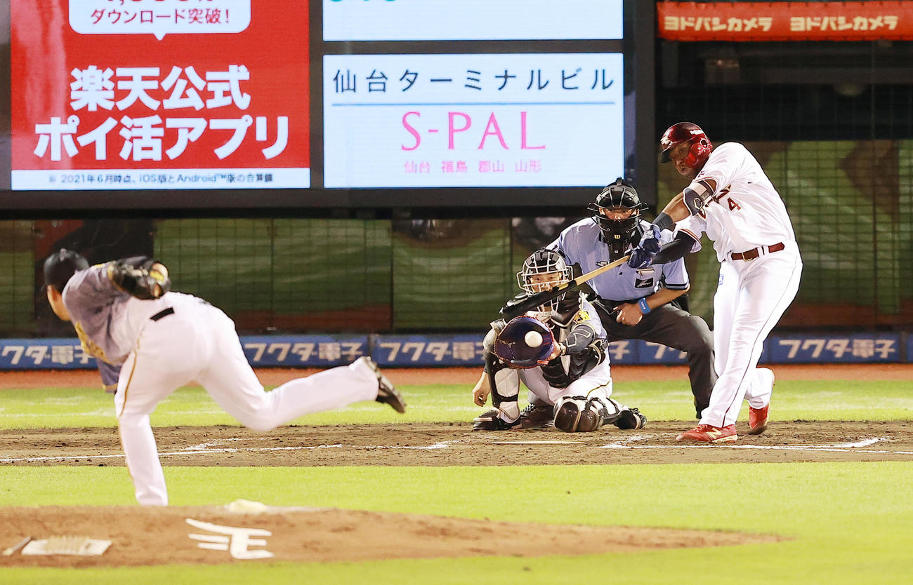 楽天対阪神　7回裏楽天無死、馬場から遊撃内野安打を放つオコエ（撮影・野上伸悟）