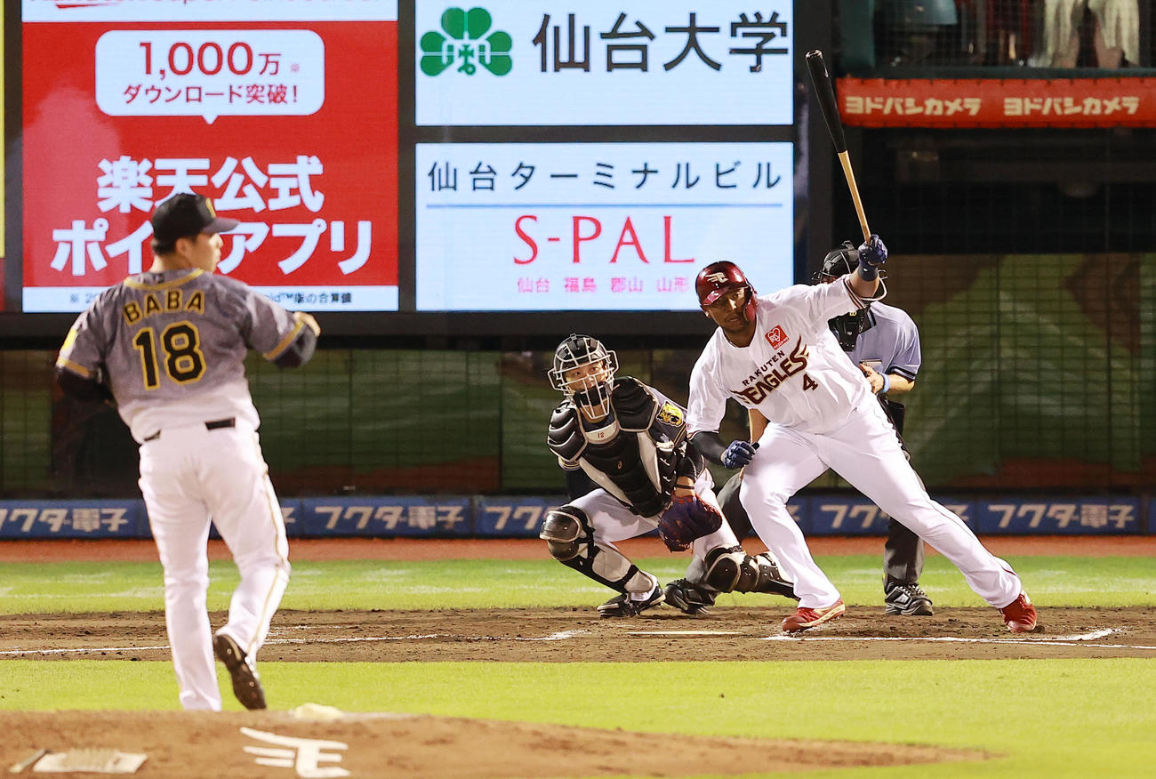 楽天対阪神　7回裏楽天無死、馬場から遊撃内野安打を放つオコエ（撮影・野上伸悟）