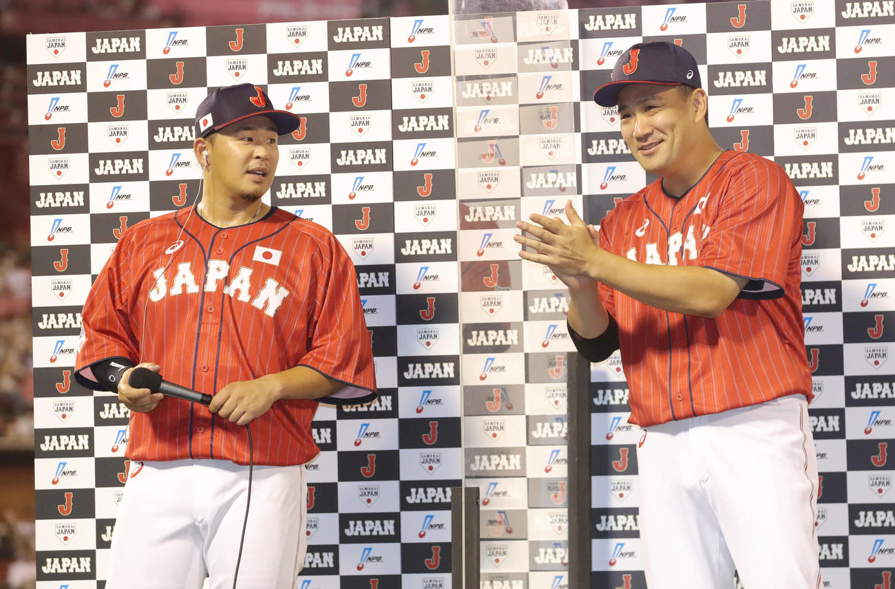 巨人対日本代表　ヒーローインタビューを終え笑顔を見せる日本代表浅村（左）と田中将（2021年7月25日）
