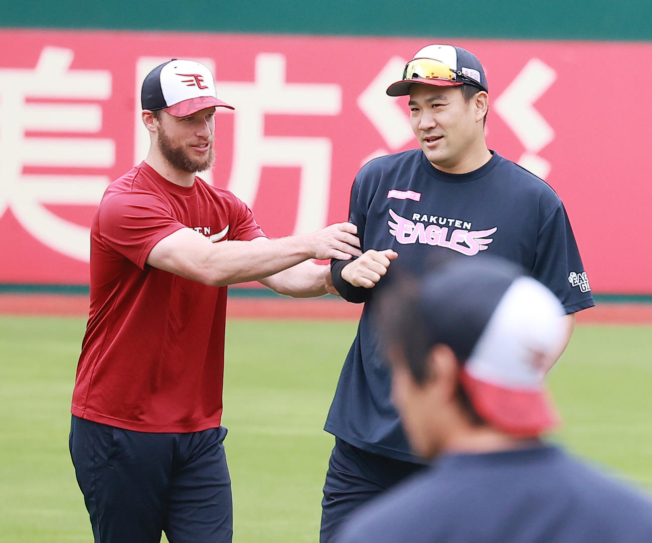 東京五輪を終えチームに合流した楽天田中将（右）は、ツキを授かろうとする？ブセニッツから右腕を触られる（撮影・野上伸悟）