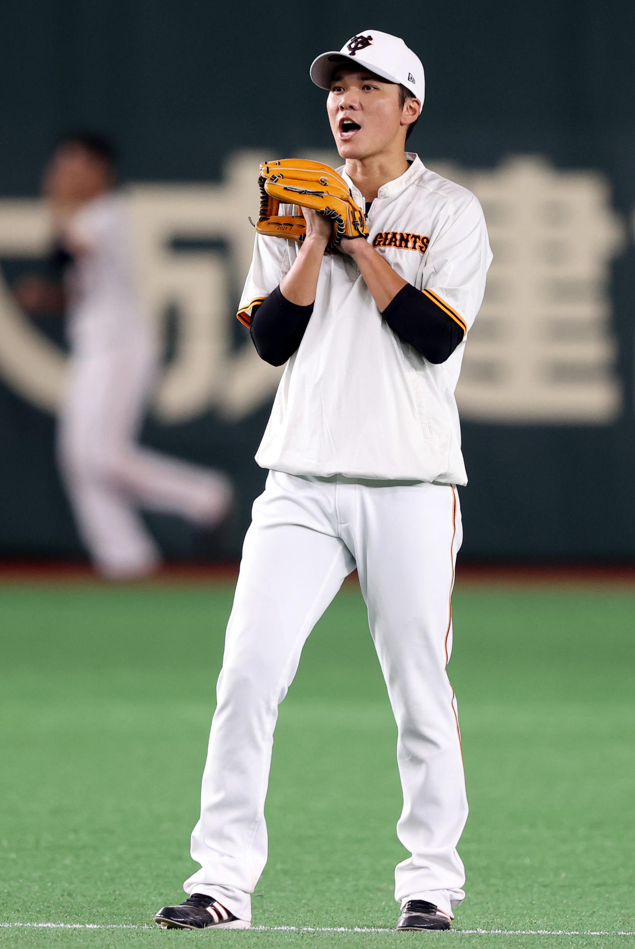 五輪後、東京ドームでの全体練習に合流し、ノックを受ける坂本（撮影・狩俣裕三）