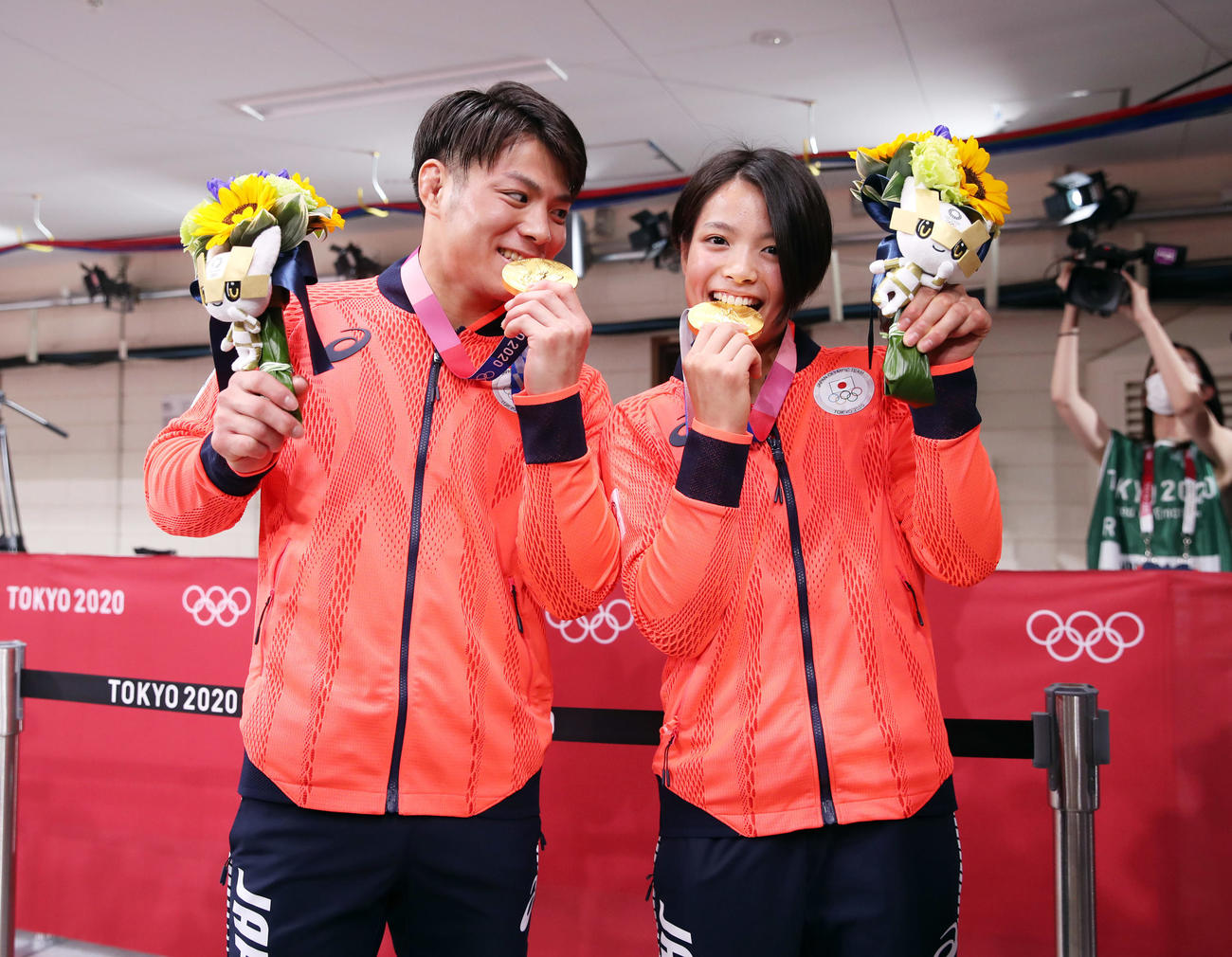 柔道男子66キロ級の阿部一(左)と女子52キロ級の阿部詩は金メダルをかむしぐさを見せる（2021年7月25日撮影パオロ・ヌッチ）