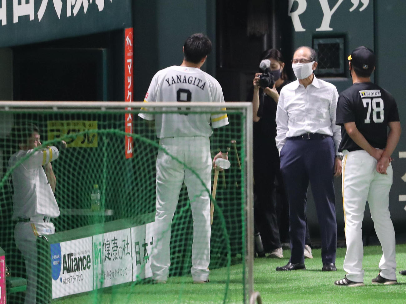 練習を終えた甲斐と柳田に声をかける王貞治球団会長（撮影・梅根麻紀）