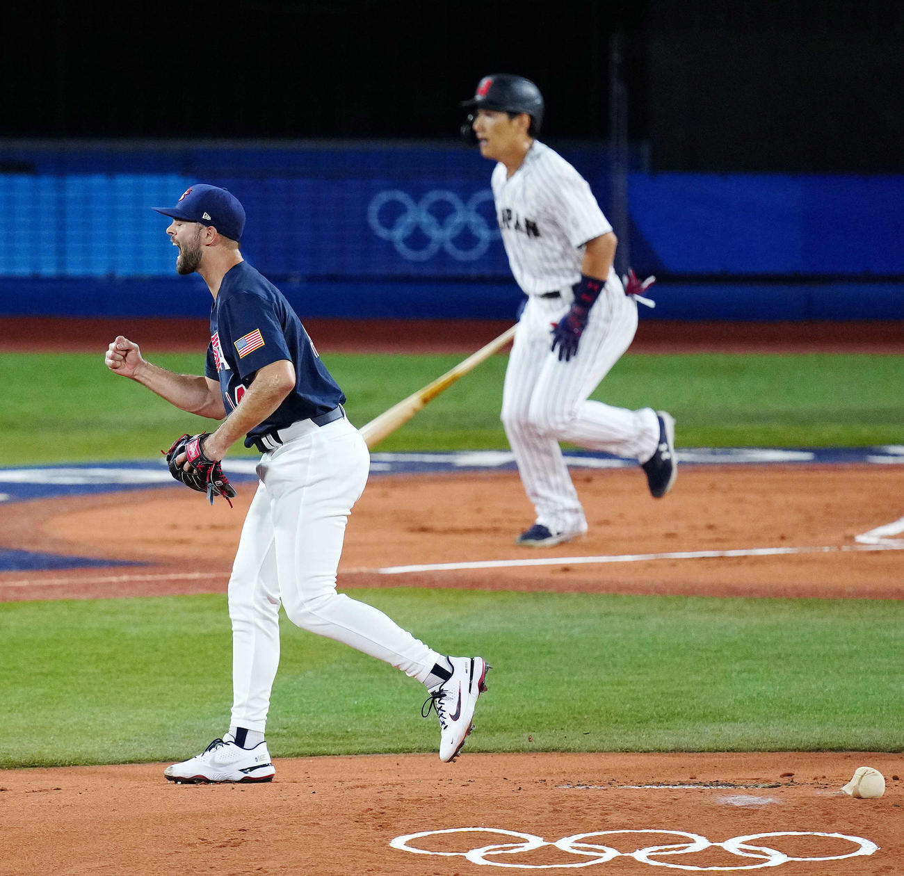 8月7日　東京五輪・野球決勝　日本対米国　1回裏日本1死一塁、吉田正（右）を併殺に仕留めガッツポーズするマルティネス
