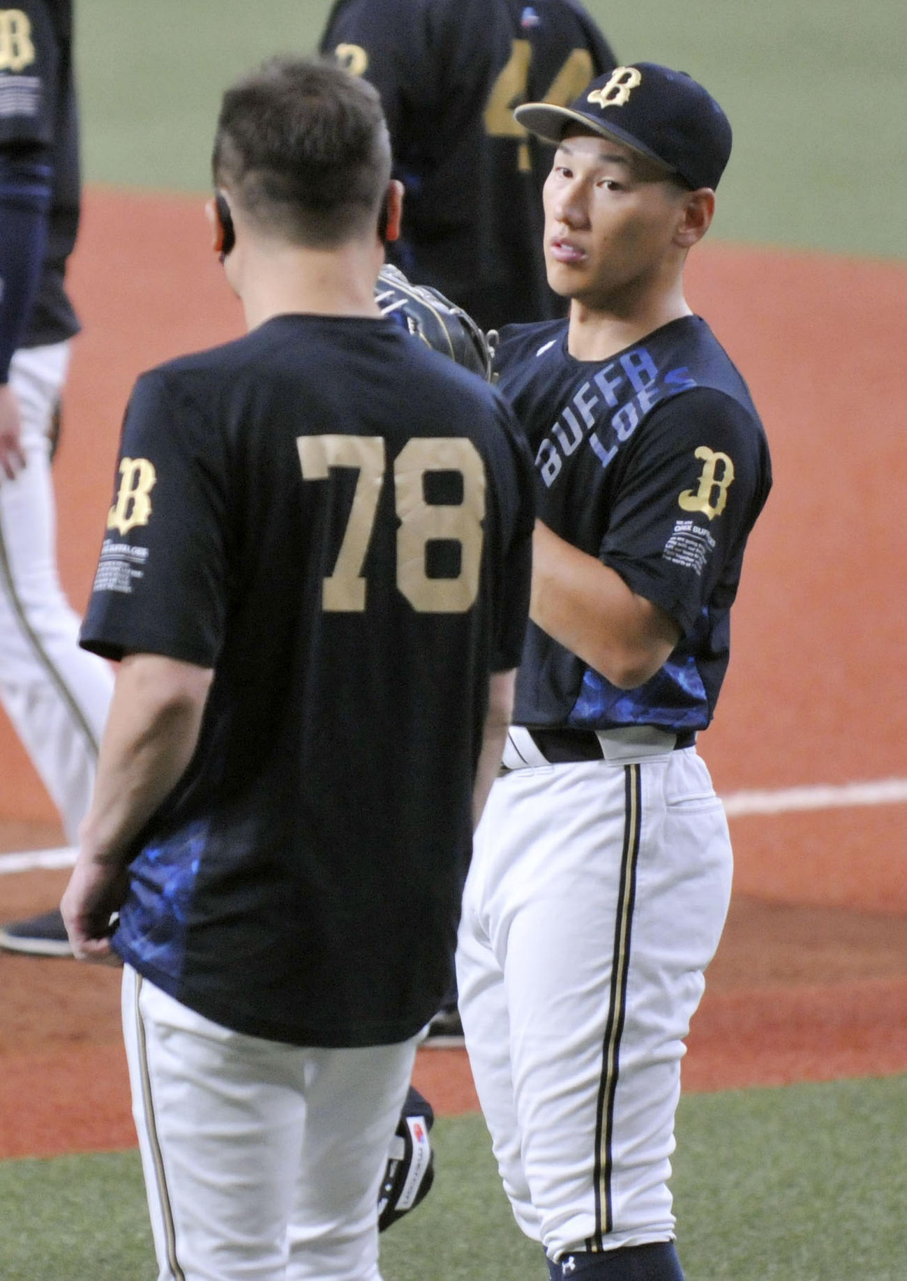 チームに合流し、中嶋監督（左）と話すオリックス吉田正（共同）