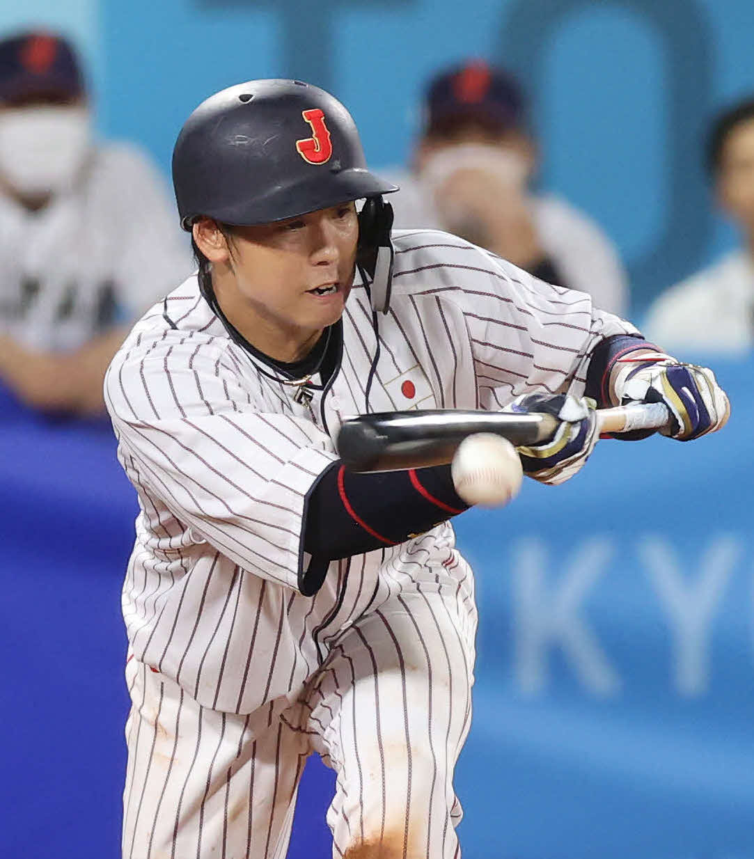 東京五輪　日本対米国　4回裏日本無死一塁、送りバントを決める梅野（2021年8月2日撮影）