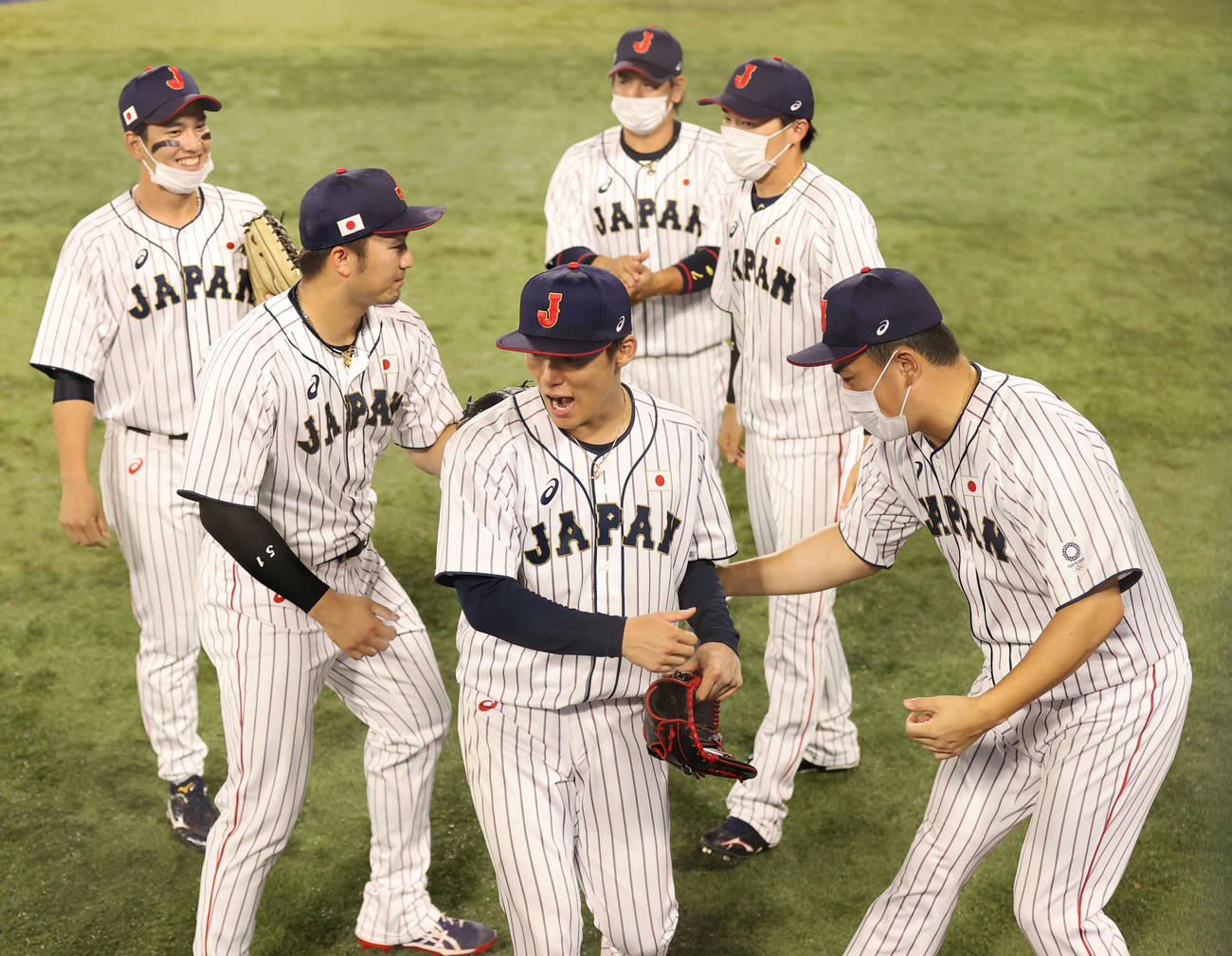日本対韓国　4回表を無失点に抑えた山本（手前）は田中将（右）らに迎えられる（2021年8月4日撮影）