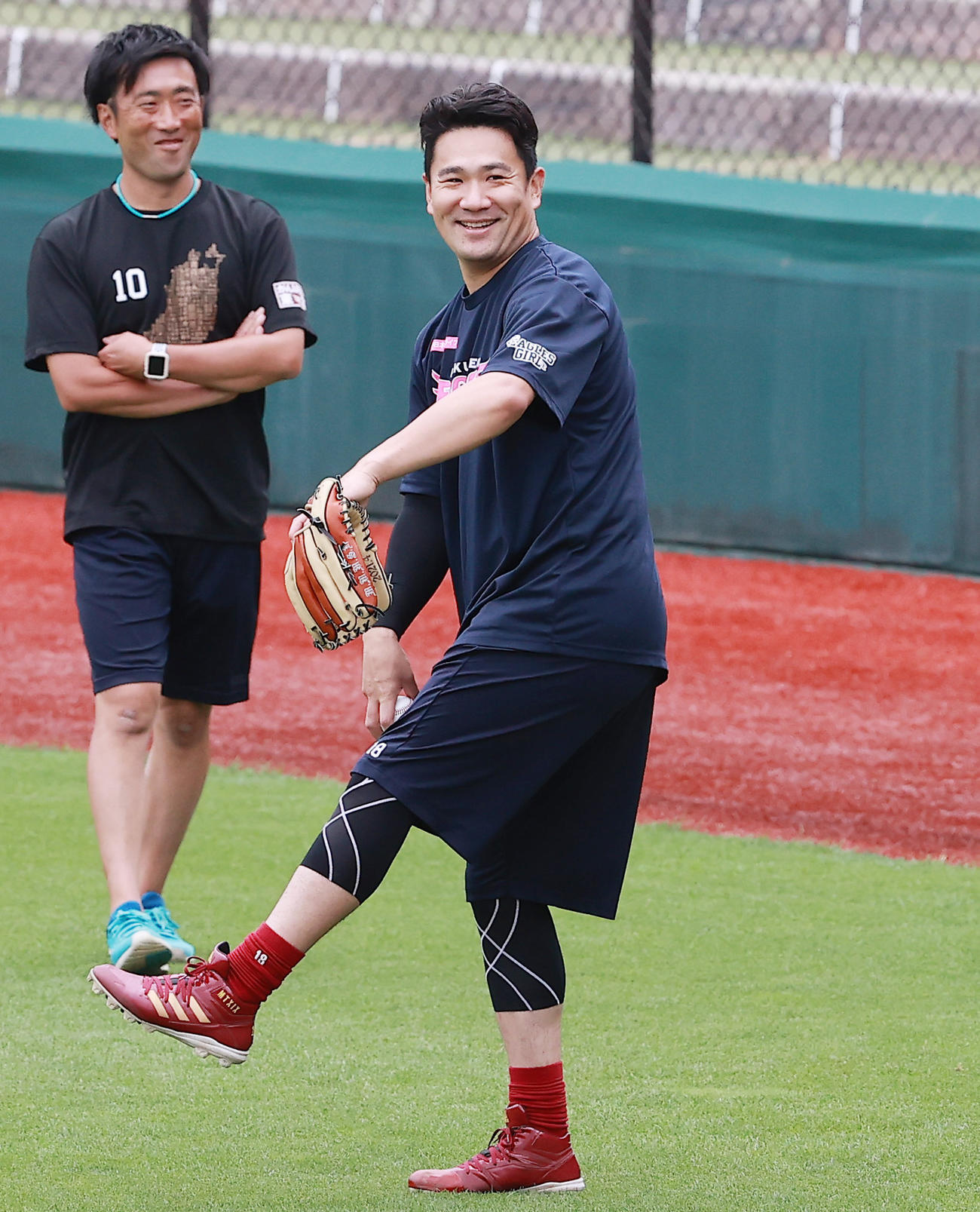 東京五輪を終えチームに合流し、笑顔でキャッチボールする楽天田中将（撮影・野上伸悟）