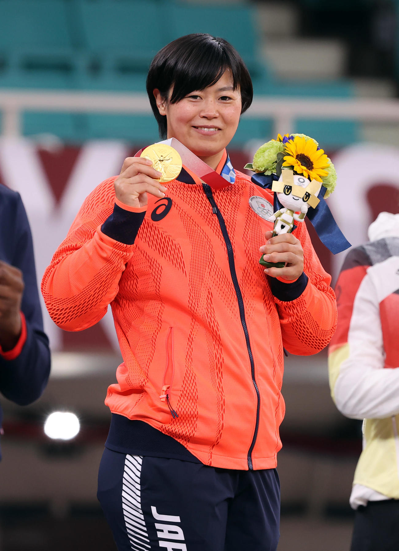女子78キロ級　表彰式で金メダルを手に笑顔を見せる浜田（2021年7月29日）