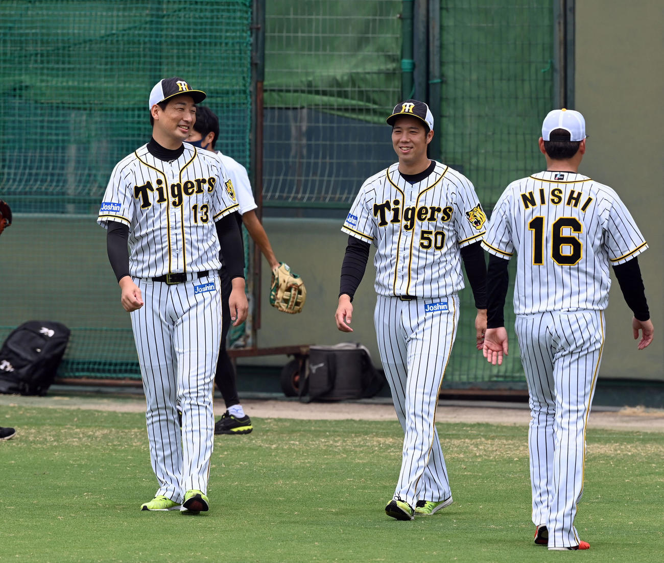 東京五輪を終えてチームに合流した阪神岩崎（左）と青柳。右は西勇（代表撮影）