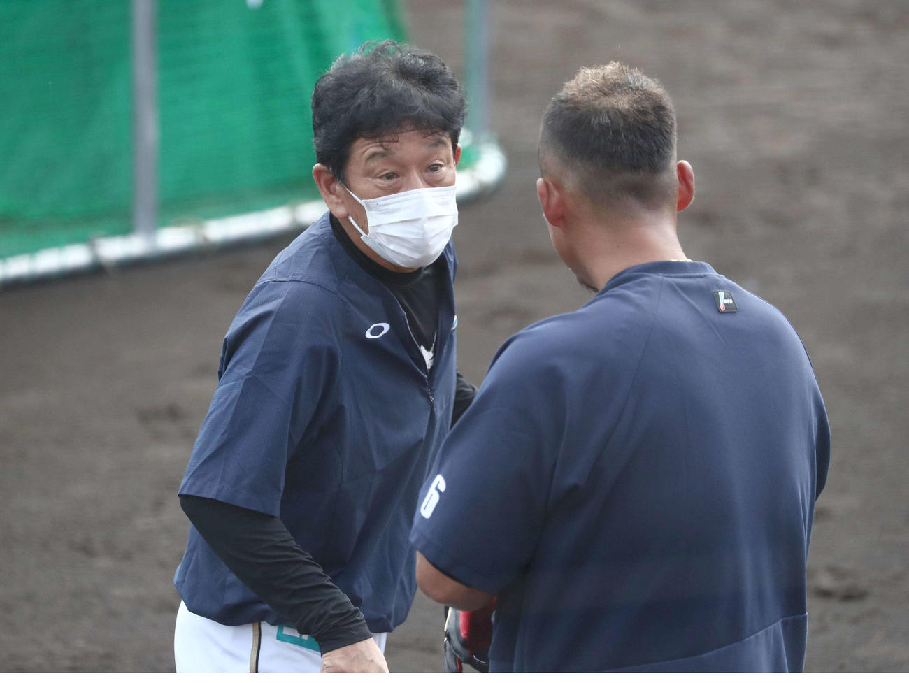 中田翔（手前）と栗山英樹監督（2021年8月3日撮影）