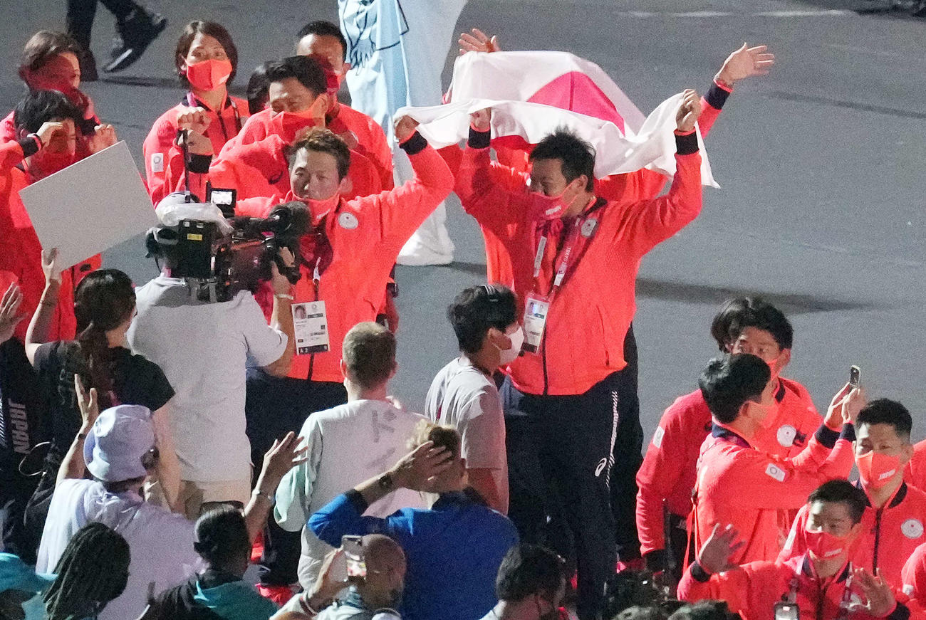 閉会式　入場する山崎康（右）、鈴木誠、田中将（左上）（撮影・鈴木みどり）