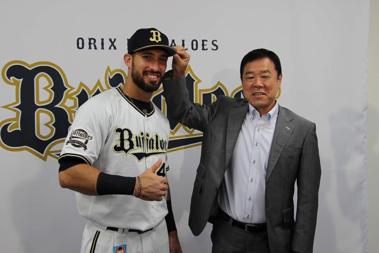 入団会見を行うランヘル・ラベロ内野手（左）、右は福良GM（代表撮影）