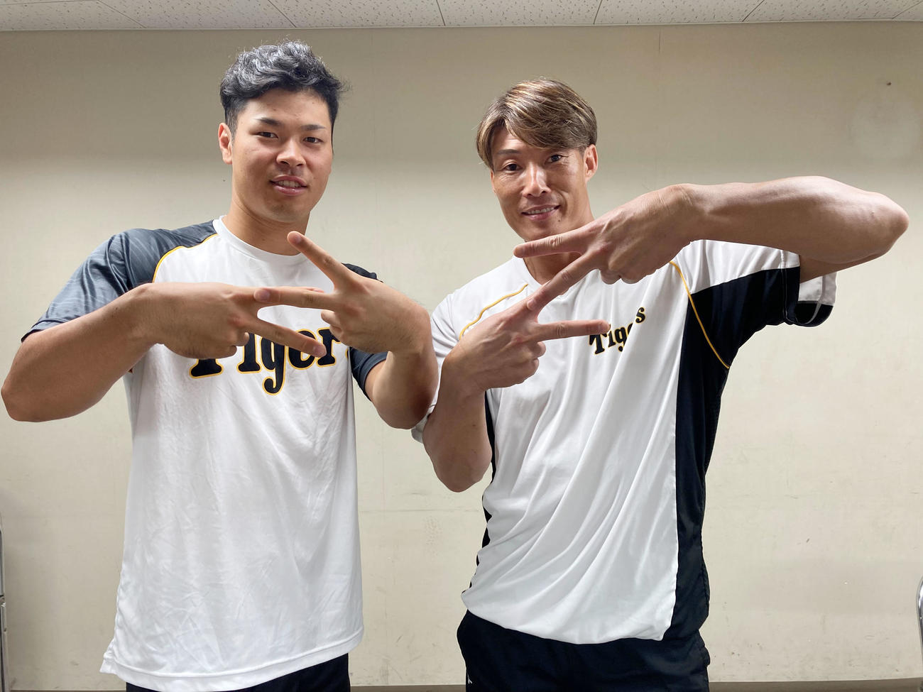 球団ユーチューブでに対談動画を公開した佐藤輝（左）と糸井（球団提供写真）